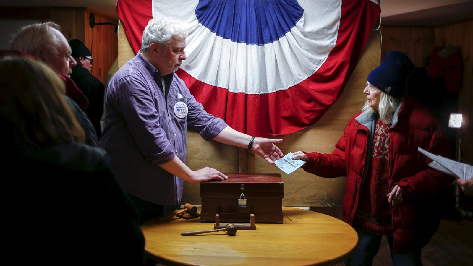 Vecinos de la localidad de Hart's en New Hampshire, depositan su voto