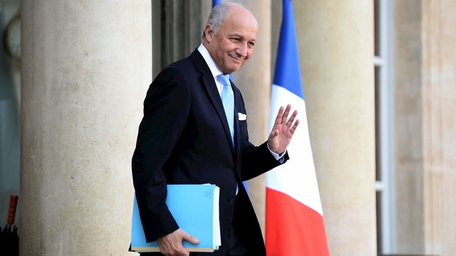 El ministro de Exteriores francés, Laurent Fabius, abandona el Palacio del Elíseo, en París