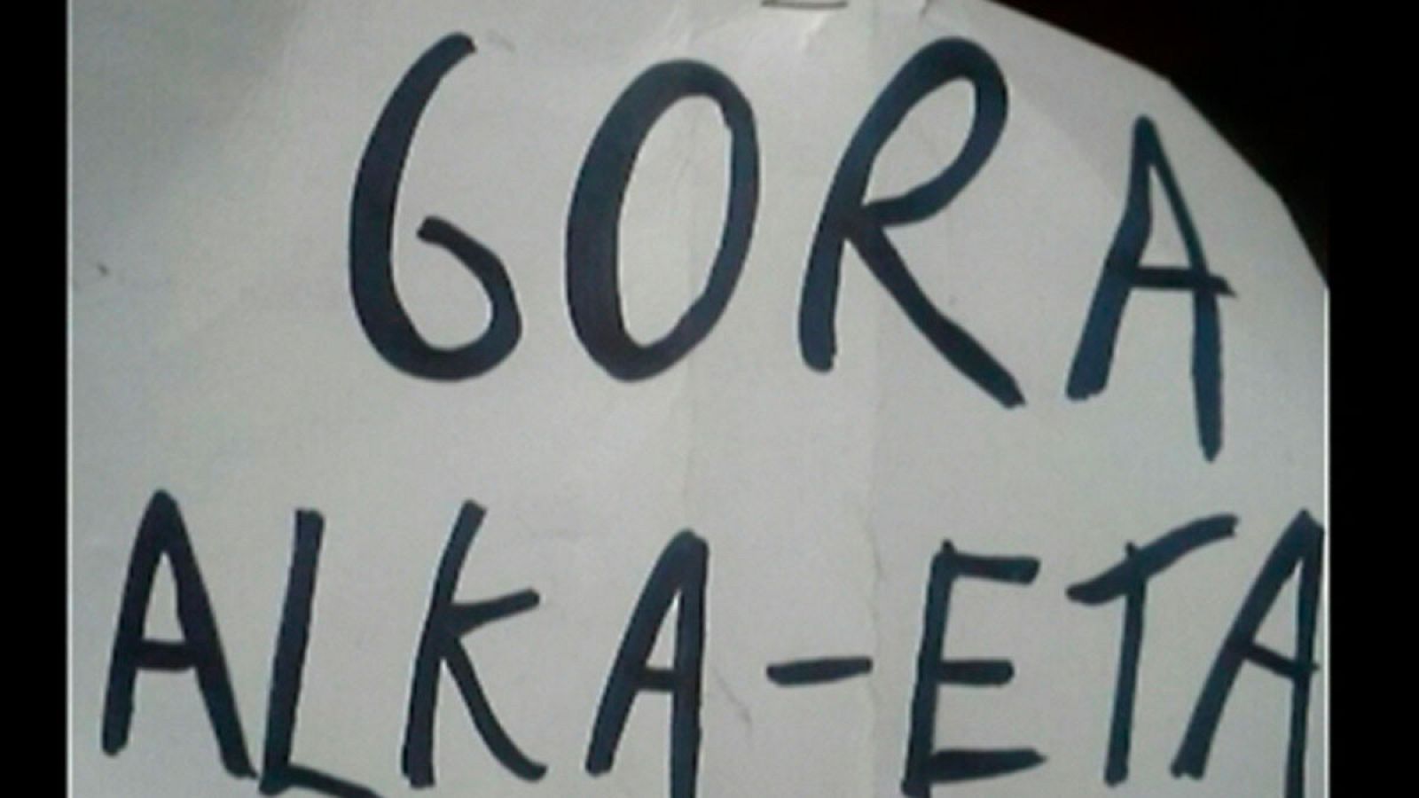 Detenidos dos actores por mostrar una pancarta con 'Gora alka-ETA' dentro de los actos oficiales del Carnaval de Madrid