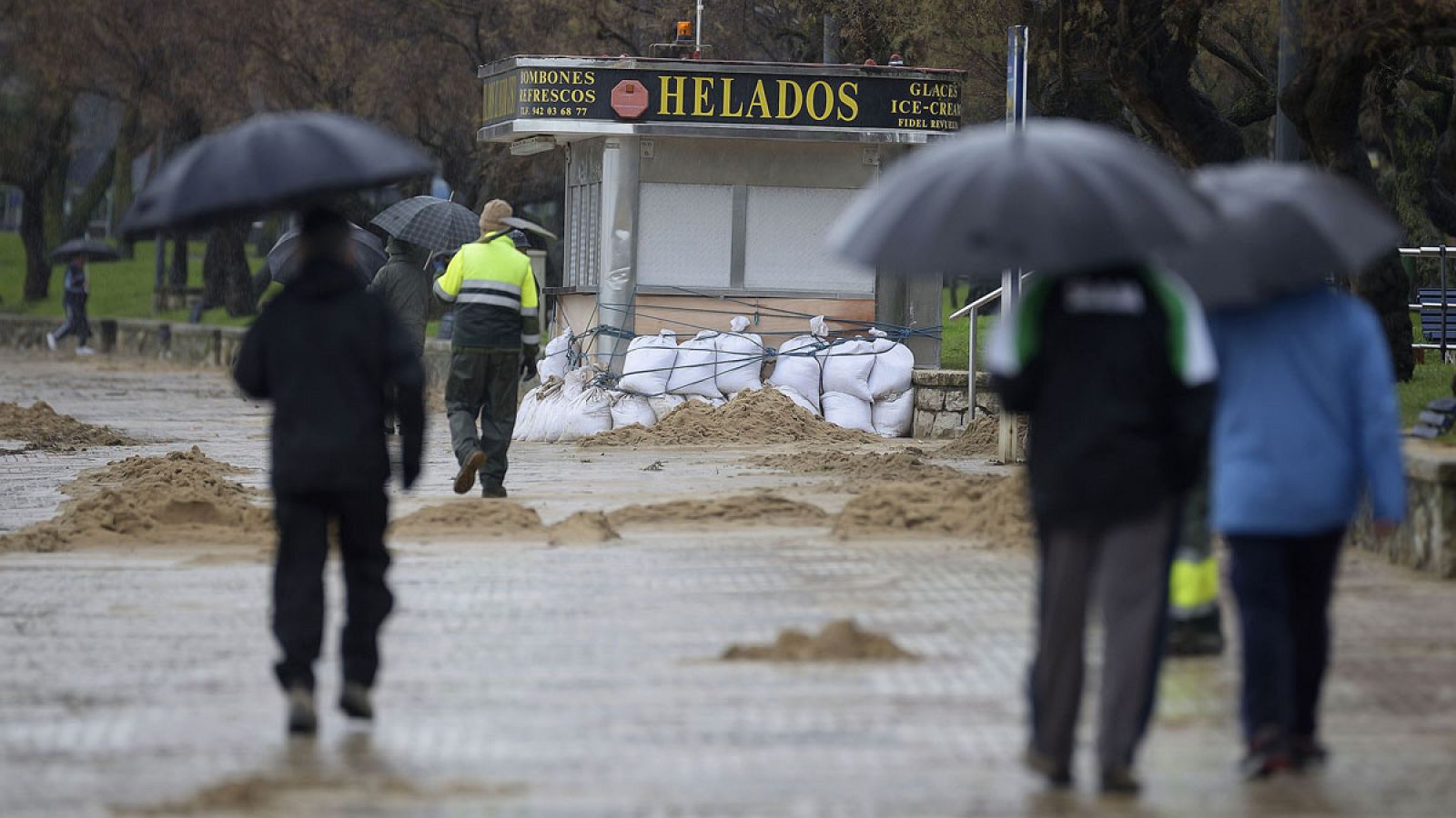 Varias personas caminan por el paseo del Sardinero, en Santander.