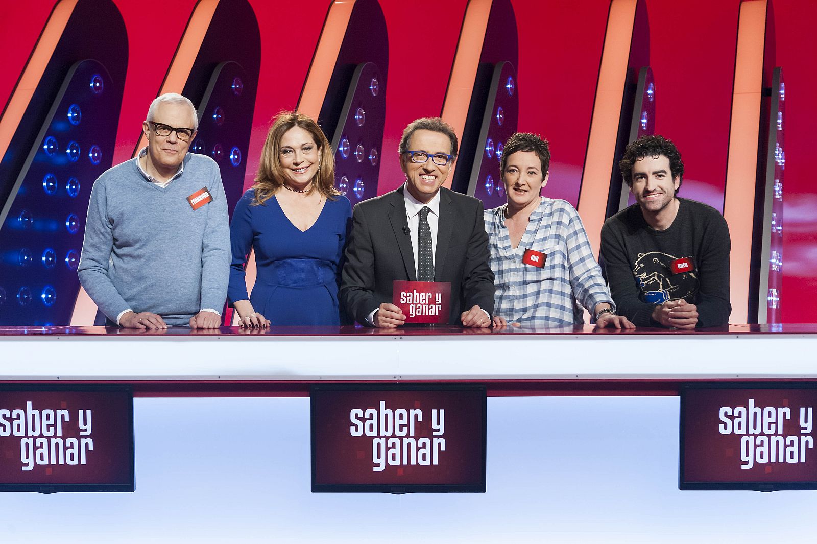 Los Magníficos posan con el presentador del programa, Jordi Hurtado, y Pilar Vázquez