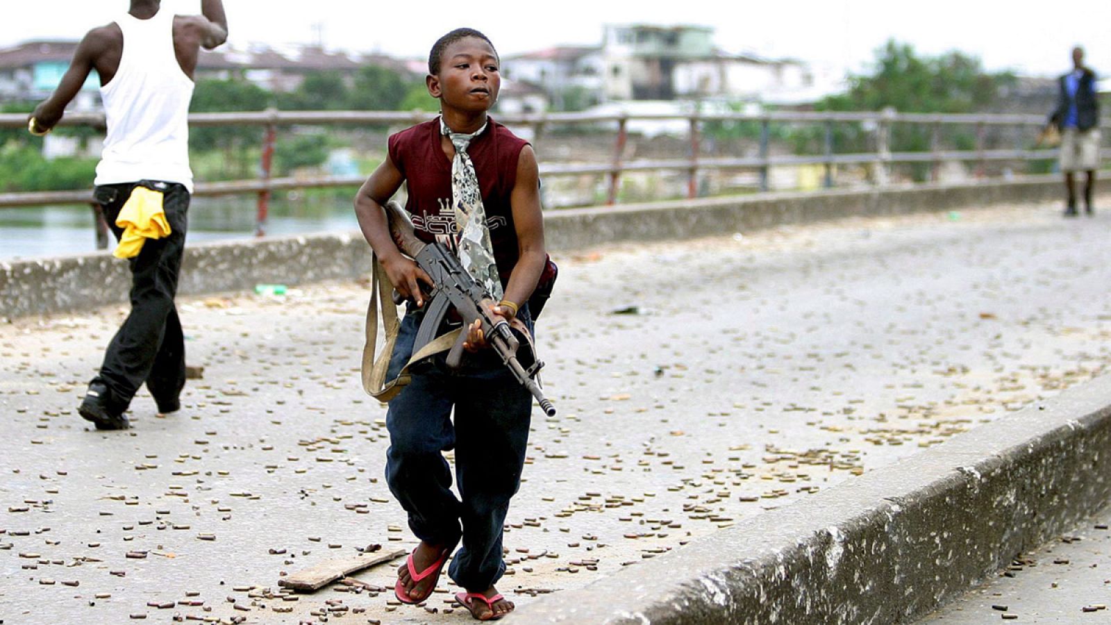 Imagen de archivo de 2003 de un niño soldado enrolado en las fuerzas de Taylor durante la guerra civil en Monrovia, Liberia
