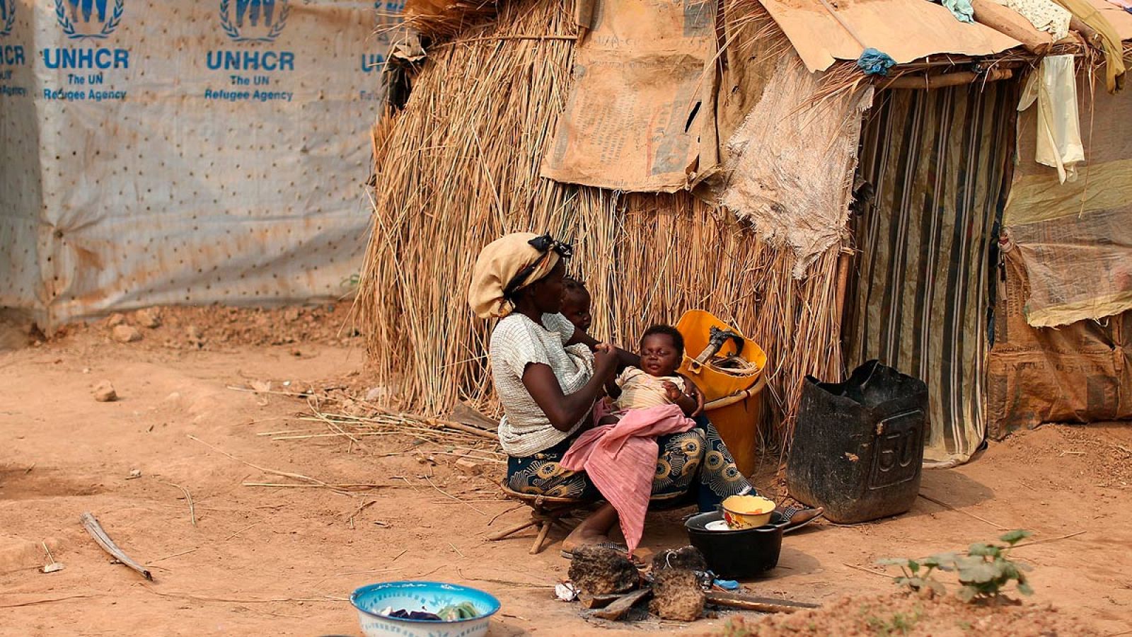 Una mujer acuna a su bebé en un campo de desplazados de Bangui
