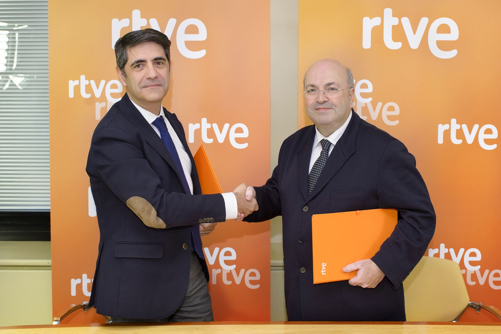 El director de Comunicación y Relaciones Institucionales de RTVE, Manuel Ventero, con Diego Martínez, director del certamen