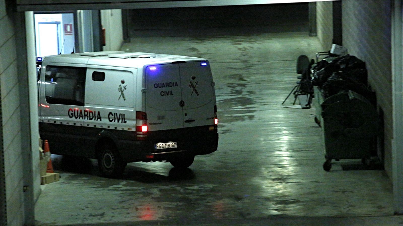 Un furgón de la Guardia Civil accede a la Ciudad de la Justicia de Valencia