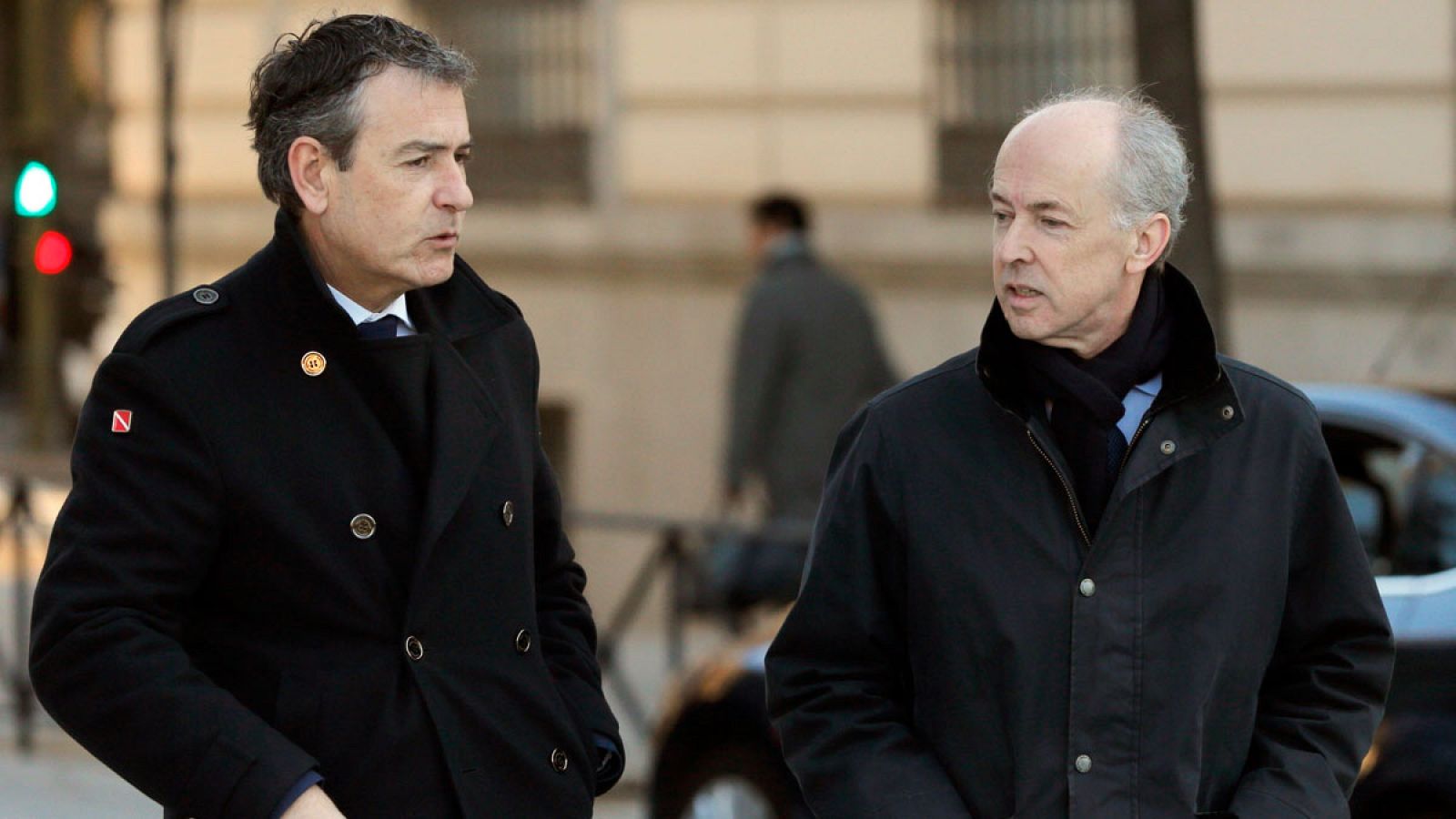 El expresidente de Abengoa Felipe Benjumea (a la derecha) llega, con su abogado, a la Audiencia Nacional.