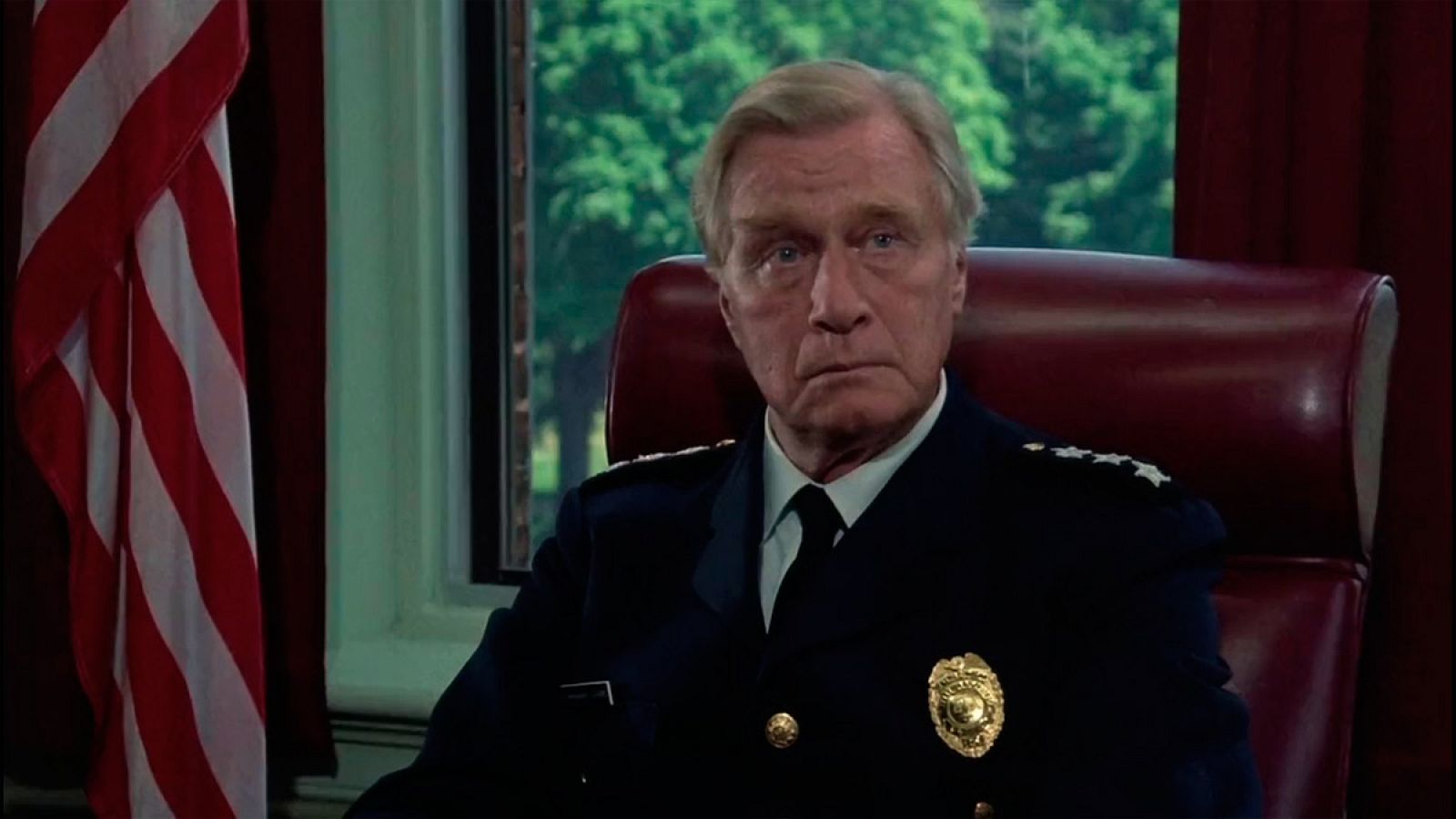 George Gaynes en su papel del comandante Lassard