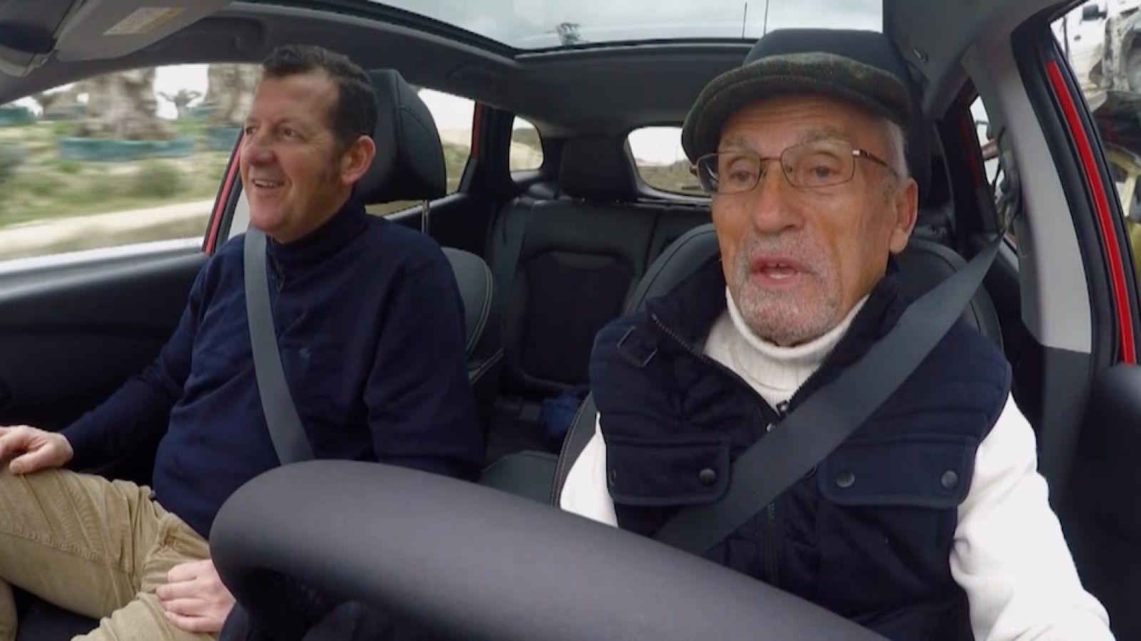 Paco Costas conduciendo junto a Carlos García-Hirschfeld