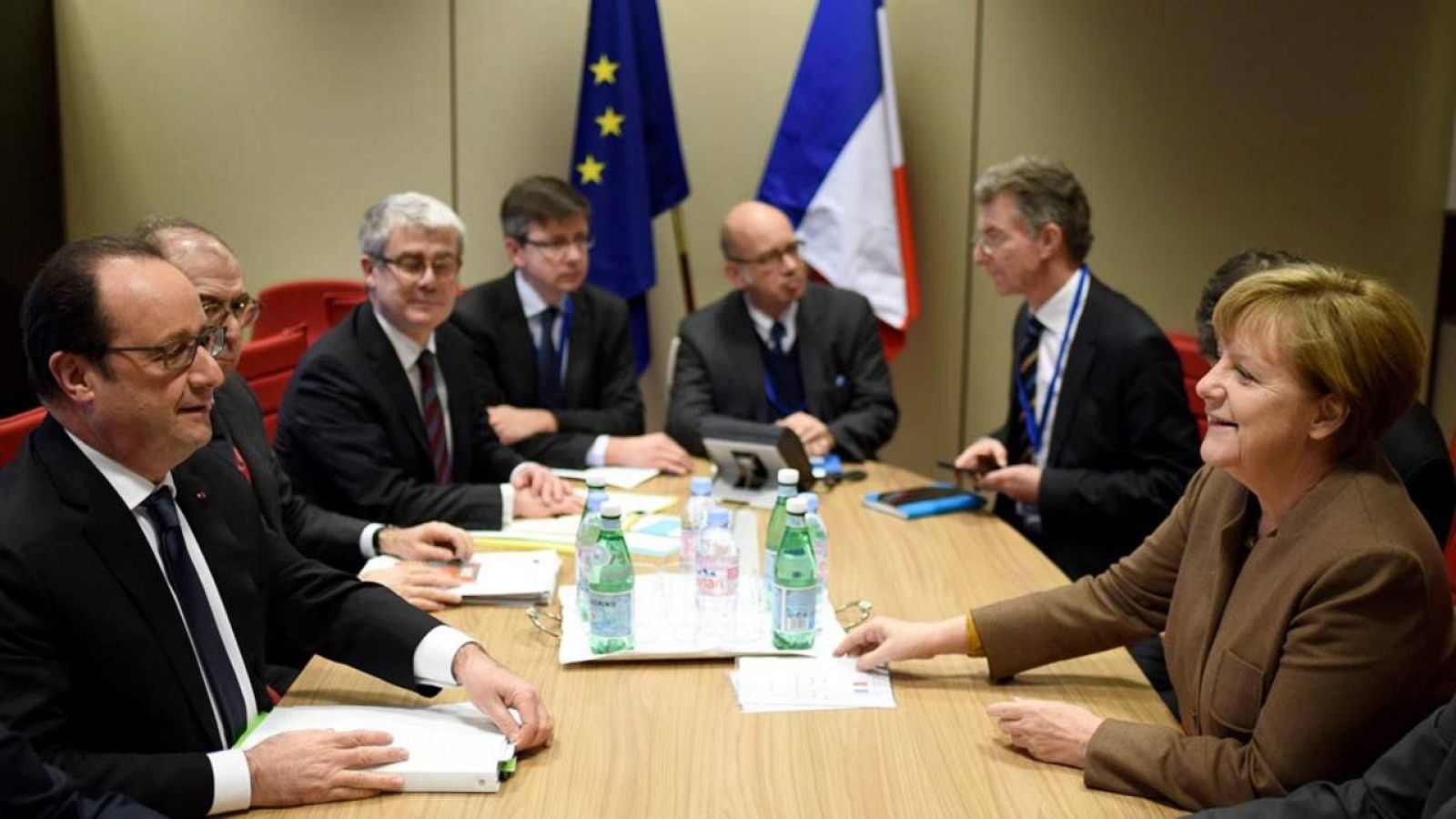 Hollande y Merkel debaten durante la cumbre europea