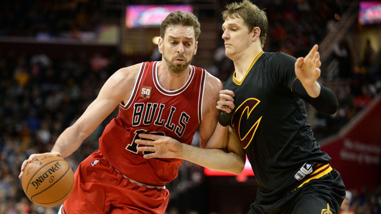 Pau Gasol (izquierda) y Timofey Mozgov