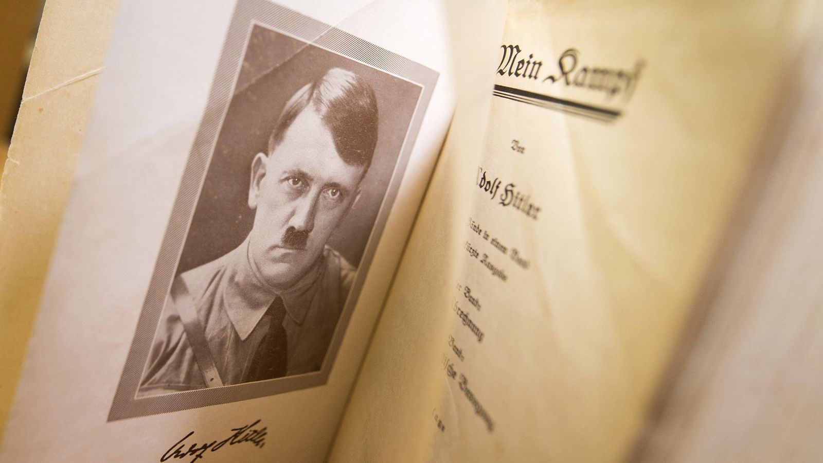 Un ejemplar original de 'Mein Kampf', de Adolf Hitler, en una libería de Fáncfort (Alemania).