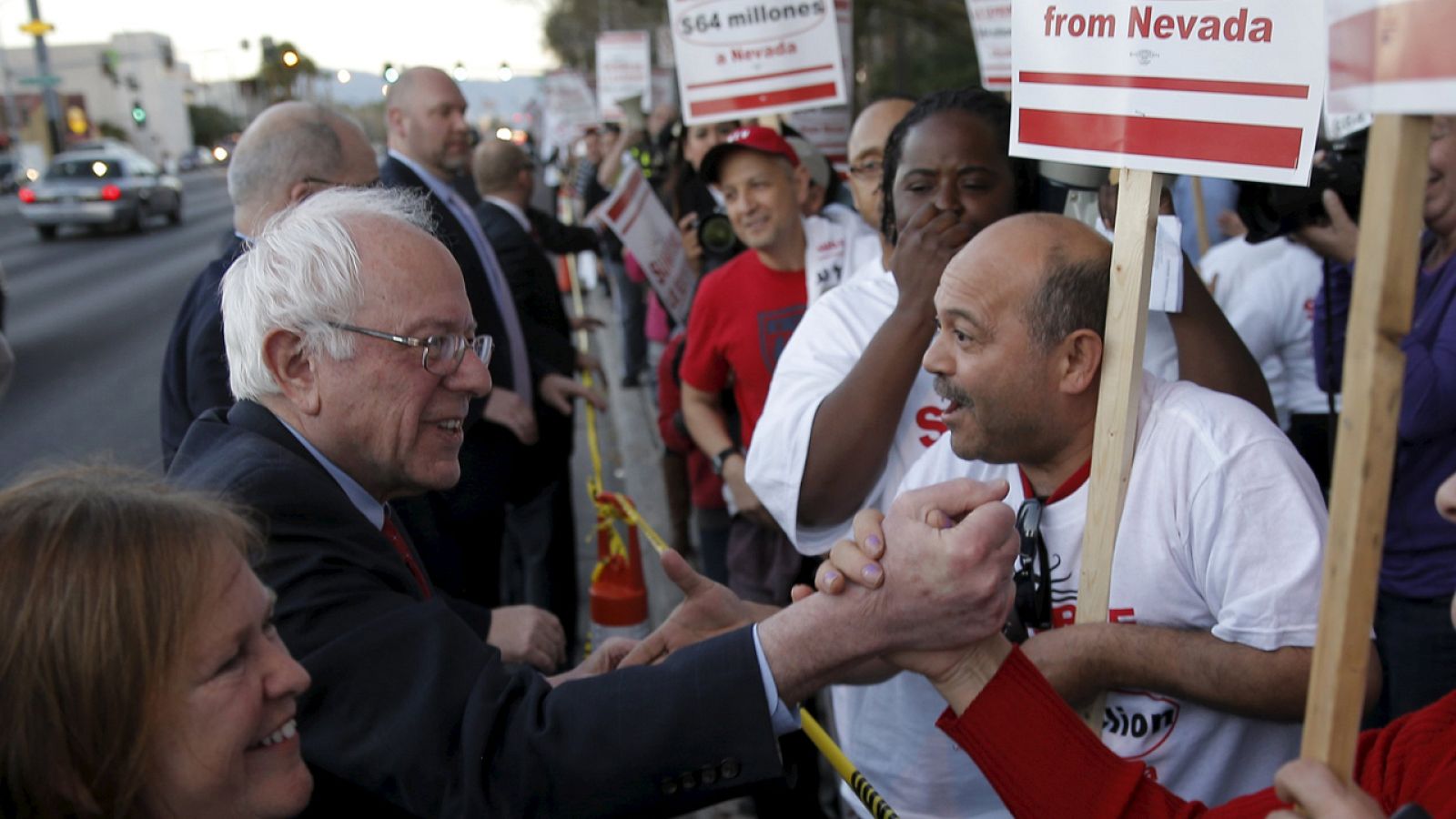 El candidato Bernie Sanders y su esposa atienden a manifestantes en una protesta en Las Vegas, Nevada