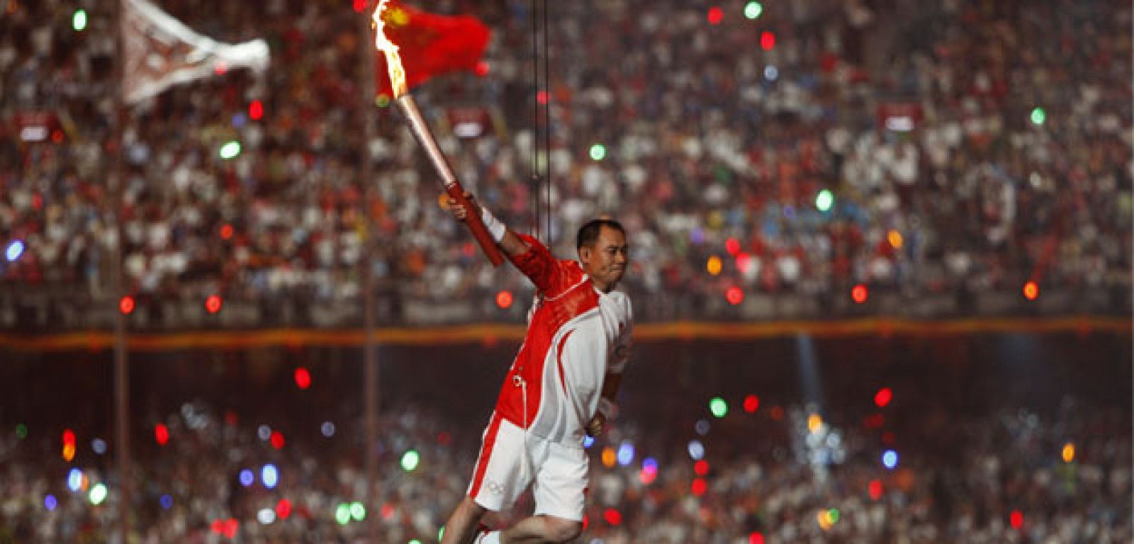 Li Ning vuela hacia el pebetero