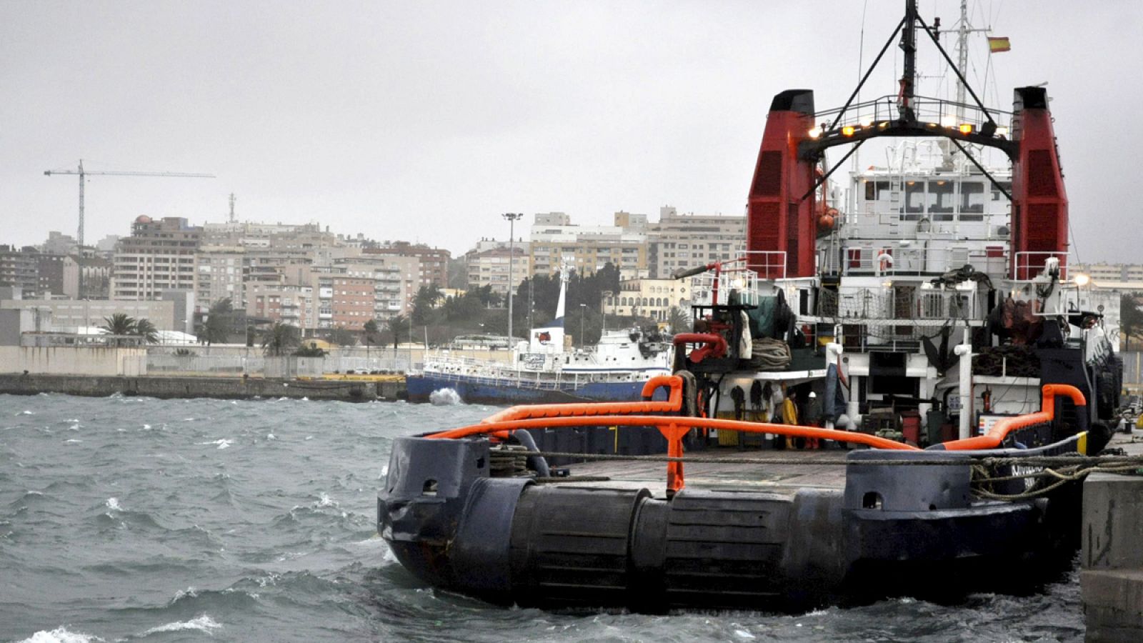 Imagen de archivo del puerto de la ciudad autónoma de Ceuta, cuando quedó cerrado en 2010 por un fuerte temporal de lluvia y viento