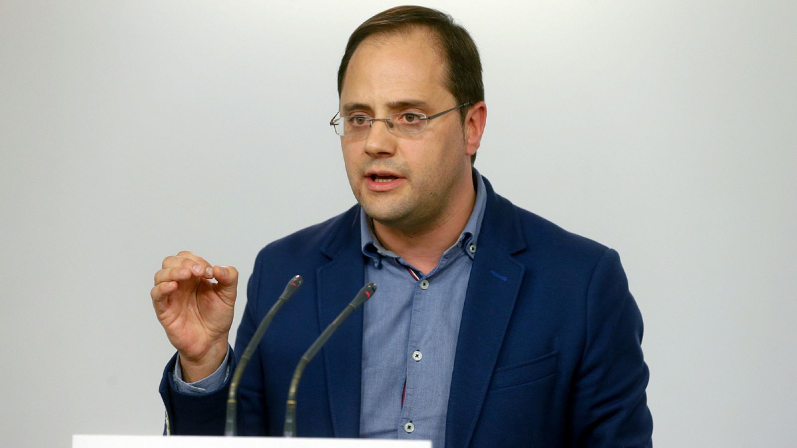 El secretario de Organización del PSOE, César Luena durante una rueda de prensa