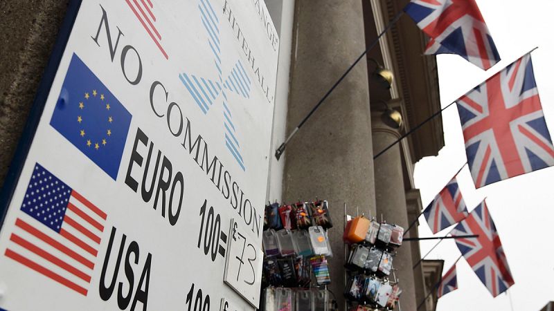 La libra esterlina baja frente al dólar y el euro por la incertidumbre del 'brexit'