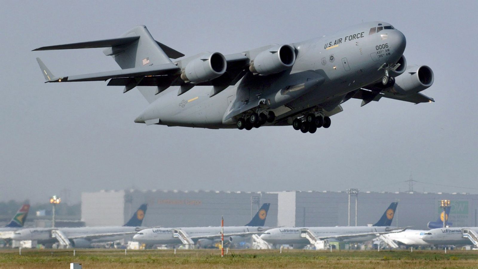 Un C17 Globemaster de las Fuerzas Aéreas estadounidenses despegando del aeropuerto Rhein Main de Francfort, imagen de archivo