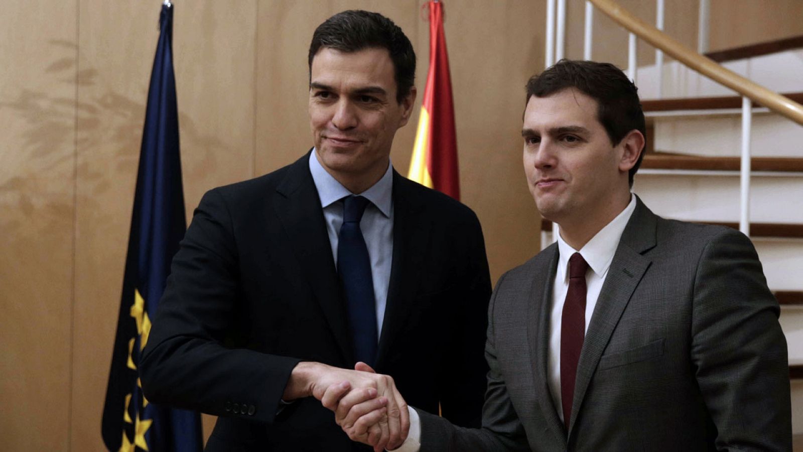 El secretario general del PSOE, Pedro Sánchez (i), y el presidente de Ciudadanos, Albert Rivera, en una foto de archivo