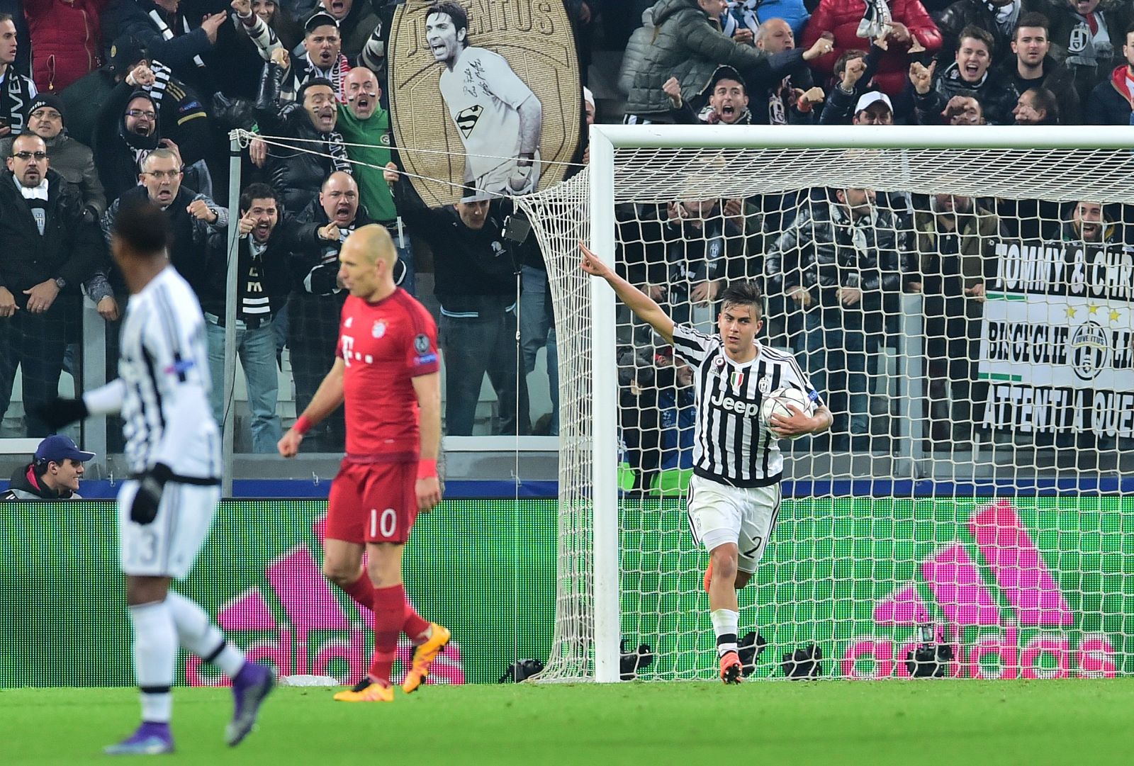 Paulo Dybala celebra el primer gol y que acortaba distancias contra el Bayern.
