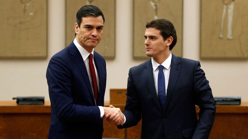 PSOE y Ciudadanos firman un pacto con doscientas medidas para dar el 'sí' a la investidura de Sánchez