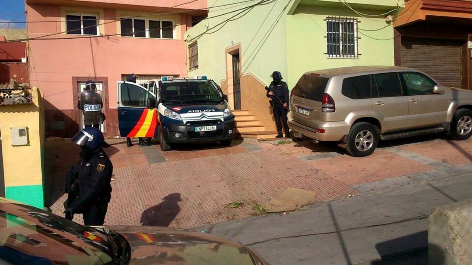 Miembros de la policía española durante un control en Ceuta el pasado martes