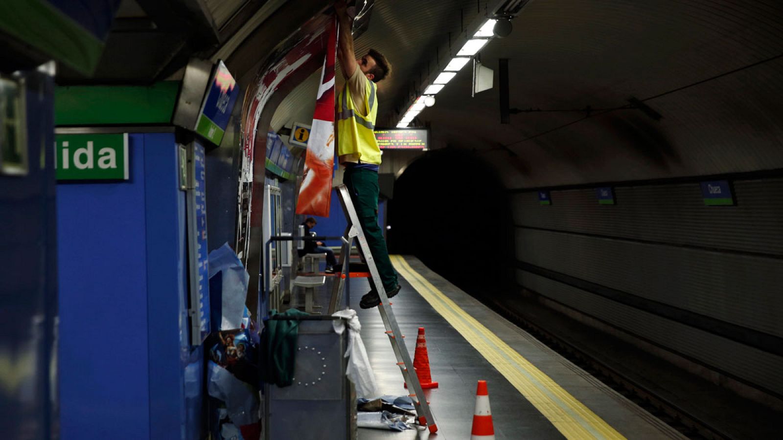 Un trabajador en el metro de Madrid.