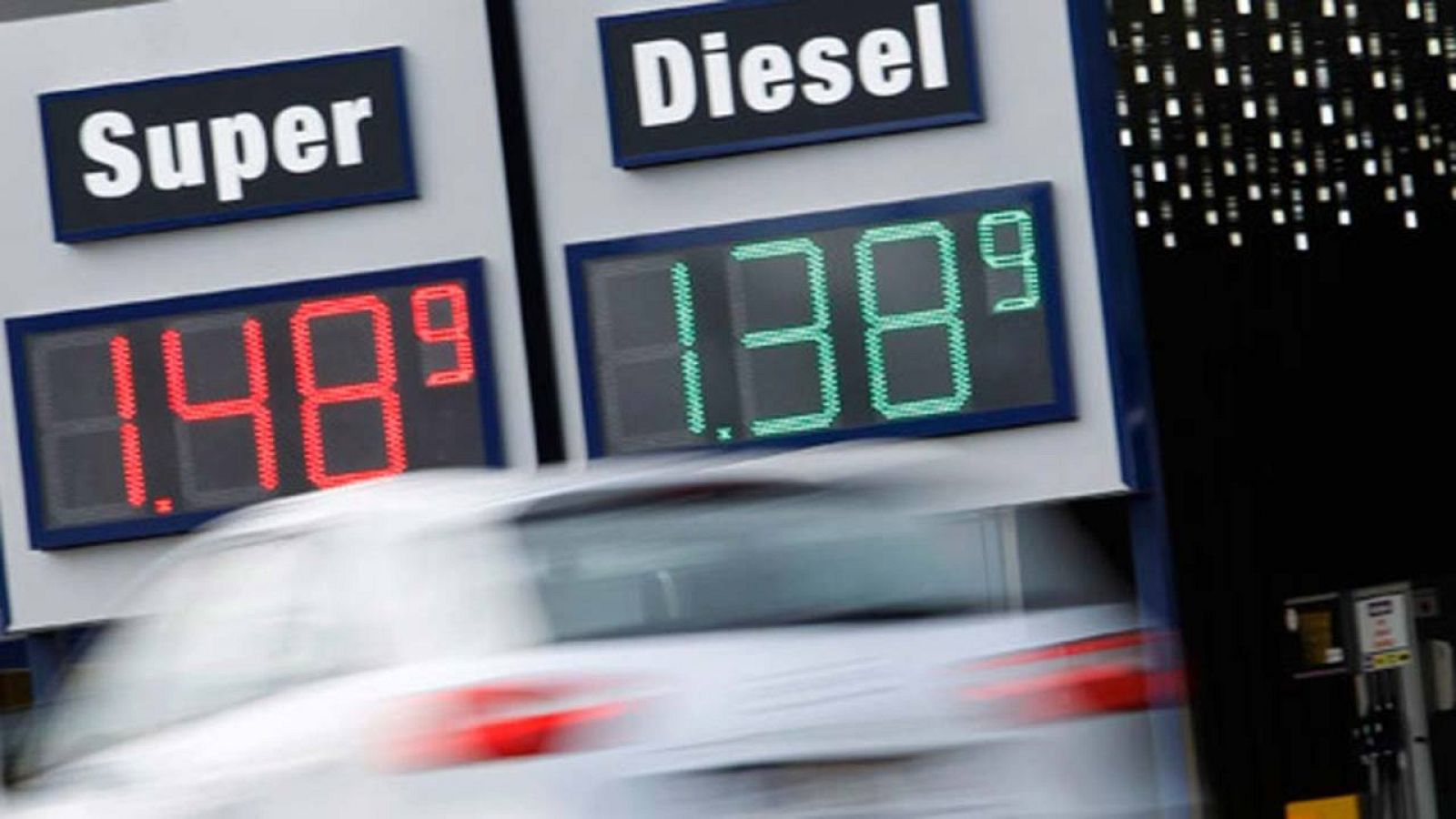 Un vehículo sale de una gasolinera