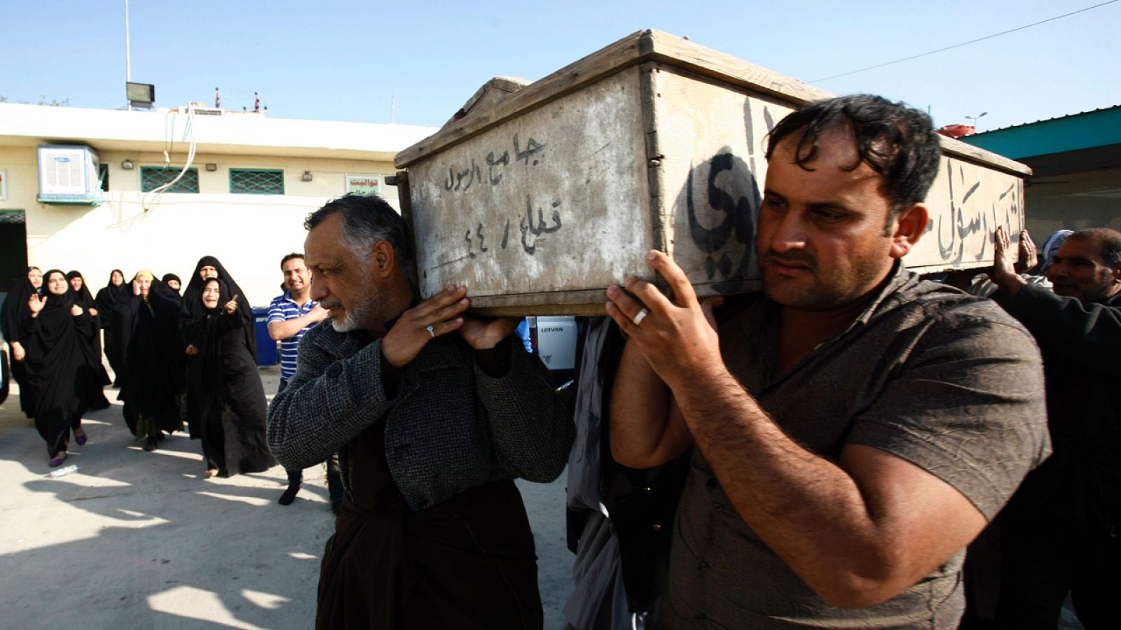 Irakíes asisten al funeral de uno de los muertos en los atentados del domingo en Bagdad