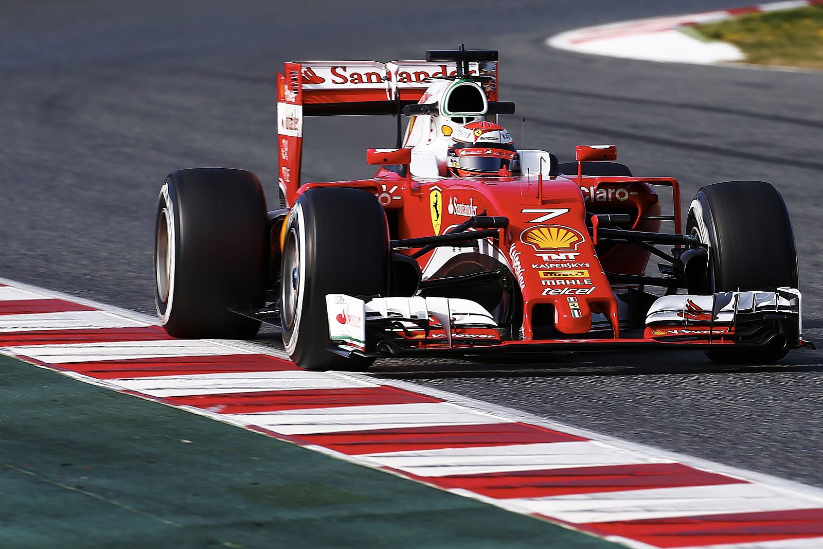 Imagen de Kimi Raikkonen durante los entrenamientos que se están celebrando en el Circuito de Barcelona.