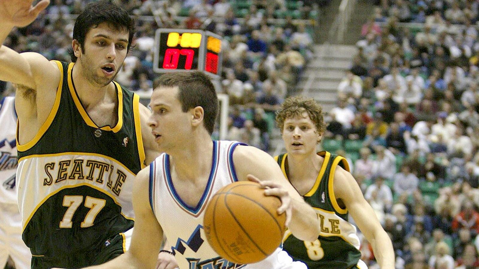 Foto de archivo de Raúl López en un partido con Utah Jazz