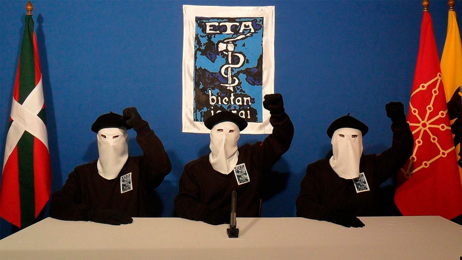 Imagen de archivo de miembros de ETA leyendo un comunicado