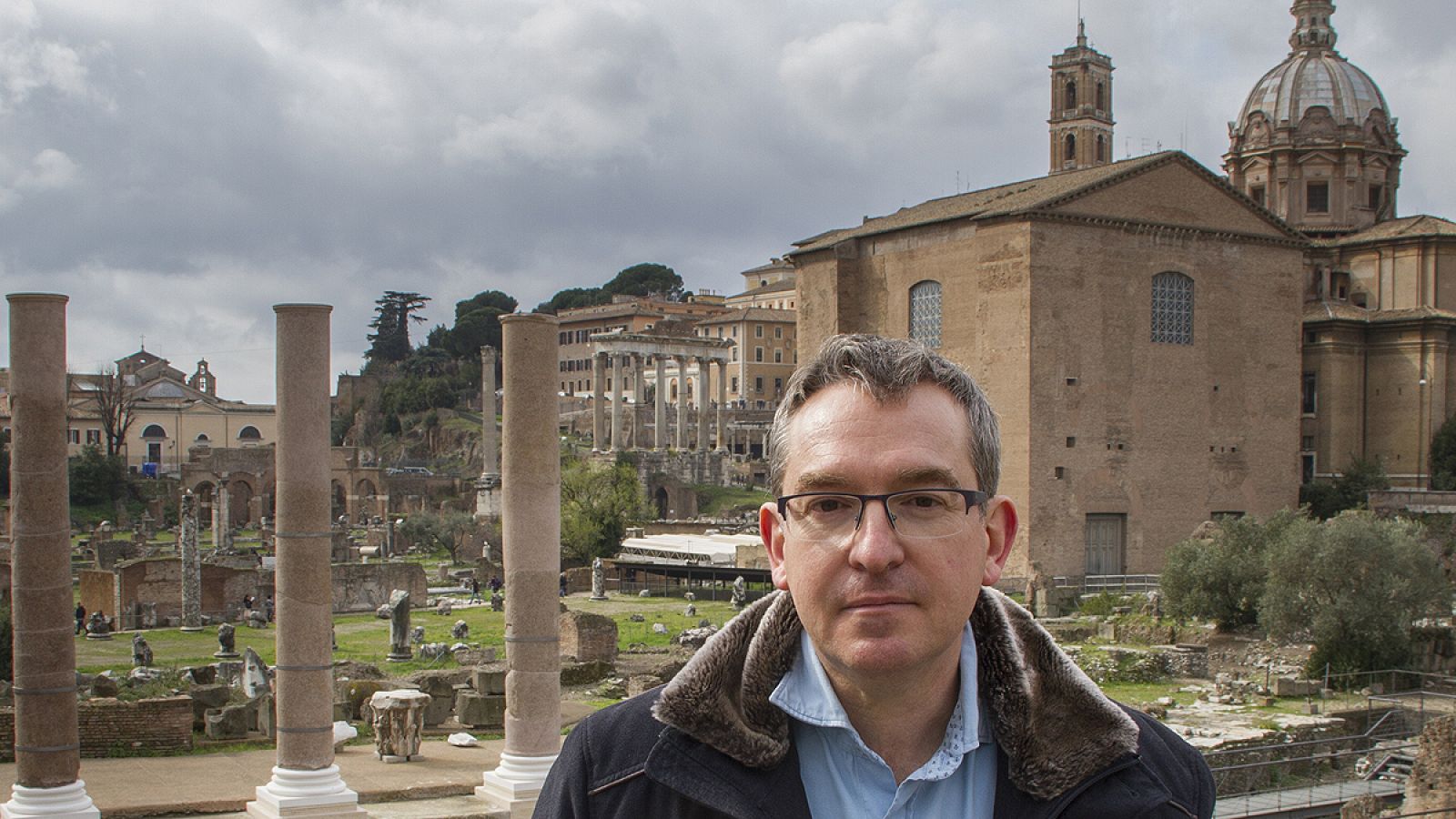 Santiago Posteguillo posa con las ruinas del Foro romano de fondo.
