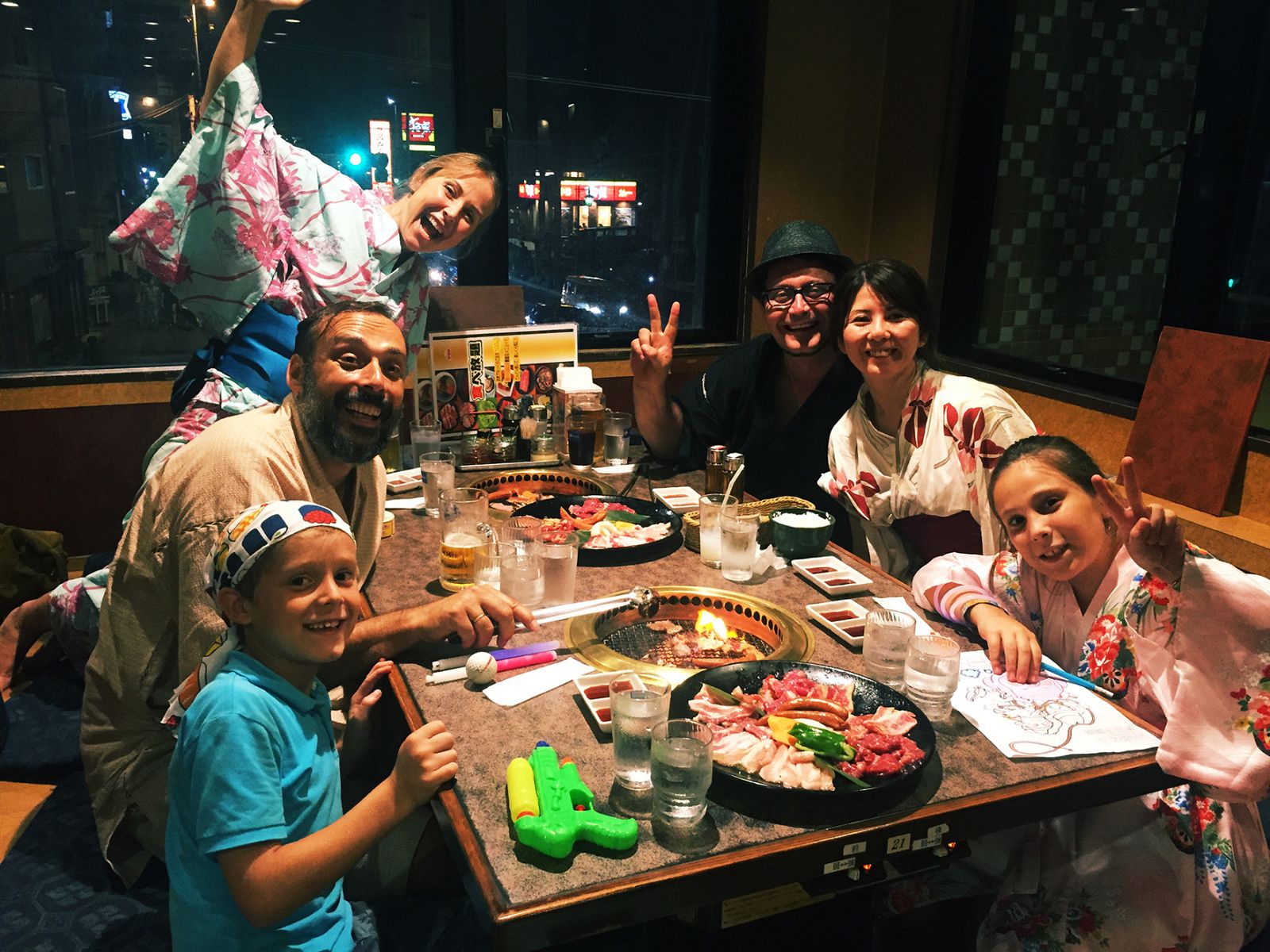 La familia disfrutando de una cena japonesa en Tokio