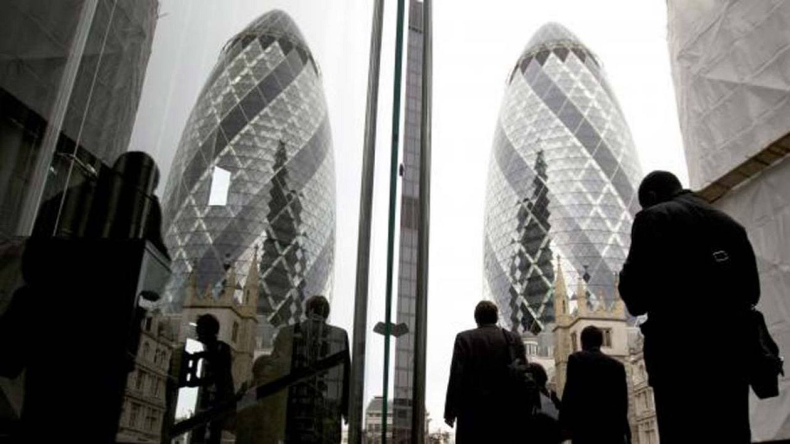 Varios trabajadores de la City en una calle de ese barrio londinense