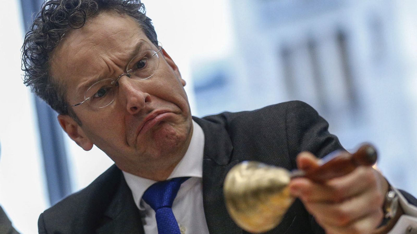 El presidente del Eurogrupo, Jeroen Dijsselbloem, observa una campanilla