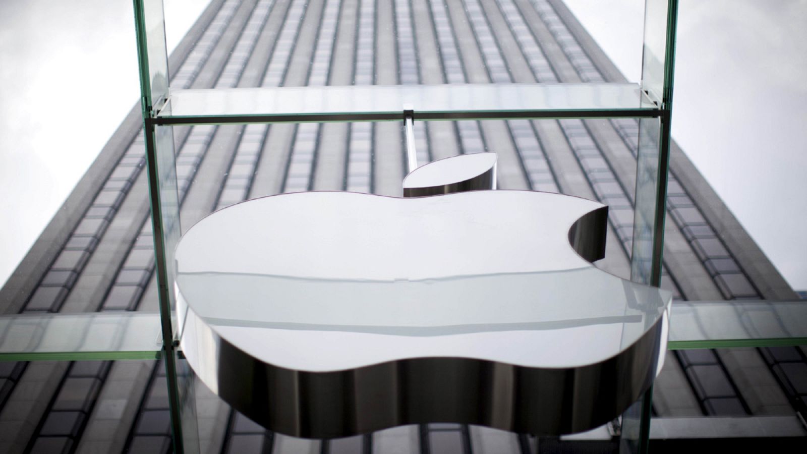 El logo de Apple en la tienda que tiene la compañía en la Quinta Avenida de Nueva York