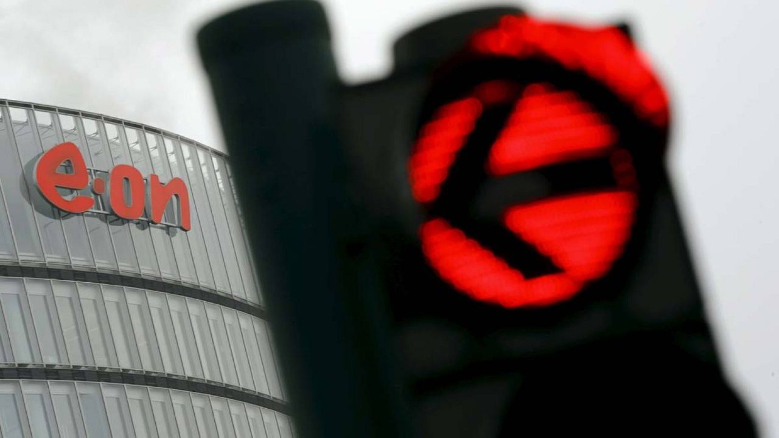 Un semáforo en rojo en el exterior de la sede central de E.ON en la ciudad alemana de Essen