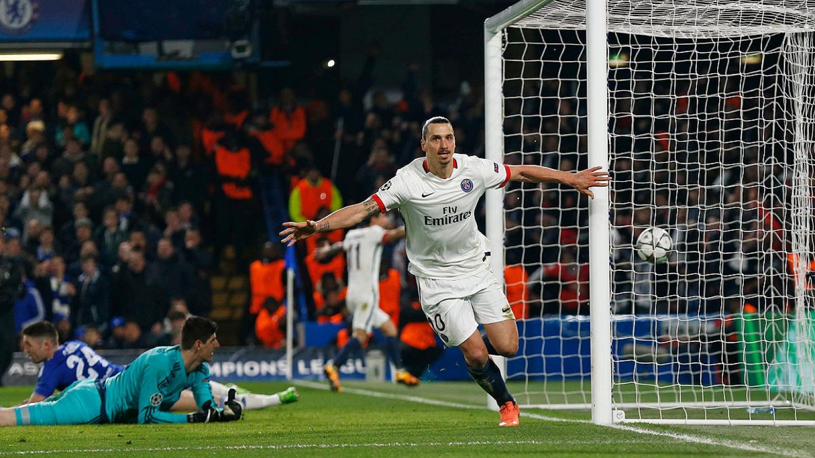 Ibrahimovic marcó el segundo gol frente al Chelsea tras dar el primero