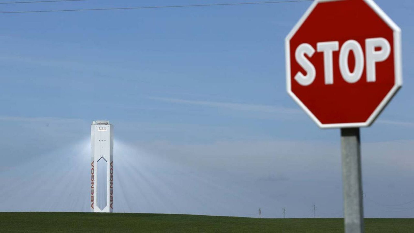 Una torre de la planta solar de Abengoa en la localidad sevillana de Sanlúcar la Mayor