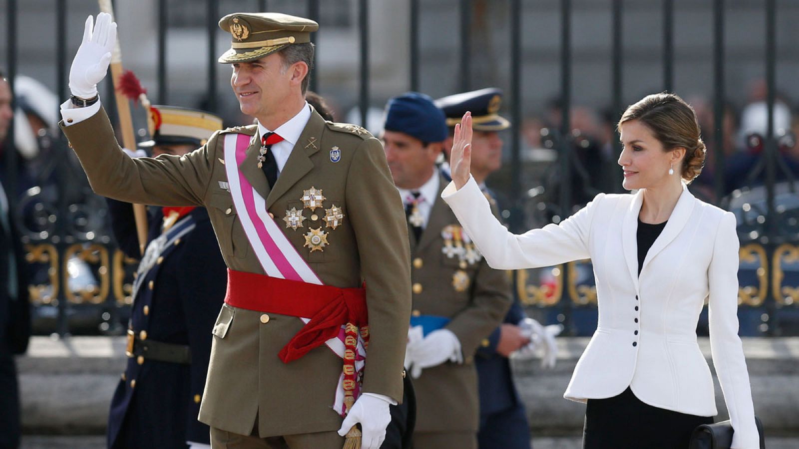Los reyes don Felipe y doña Letizia saludan durante la celebración de la Pascua Militar
