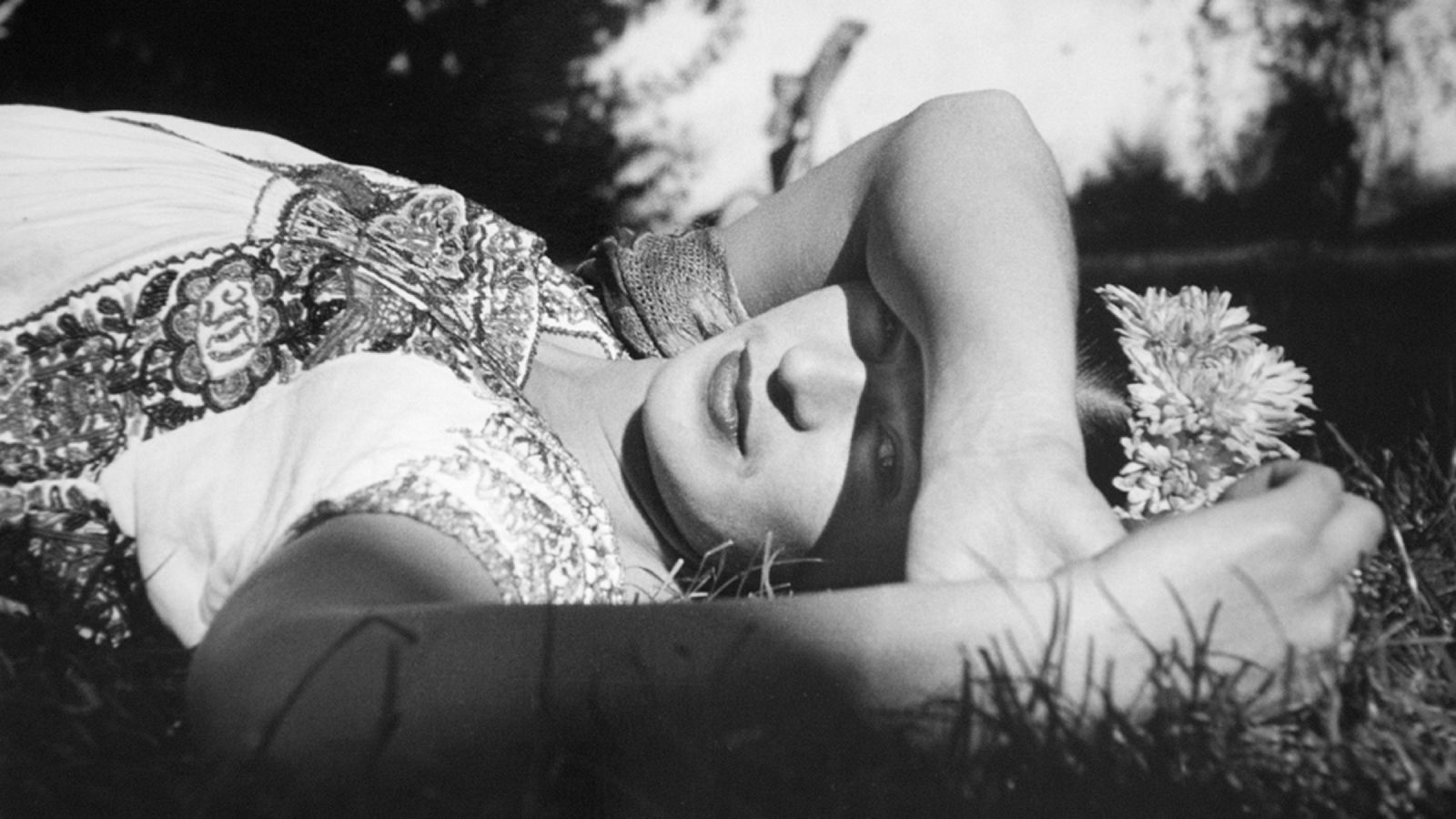 Frida posando, Xochimilco, Mexico, ca1941 ®Fundacion Leo Matiz