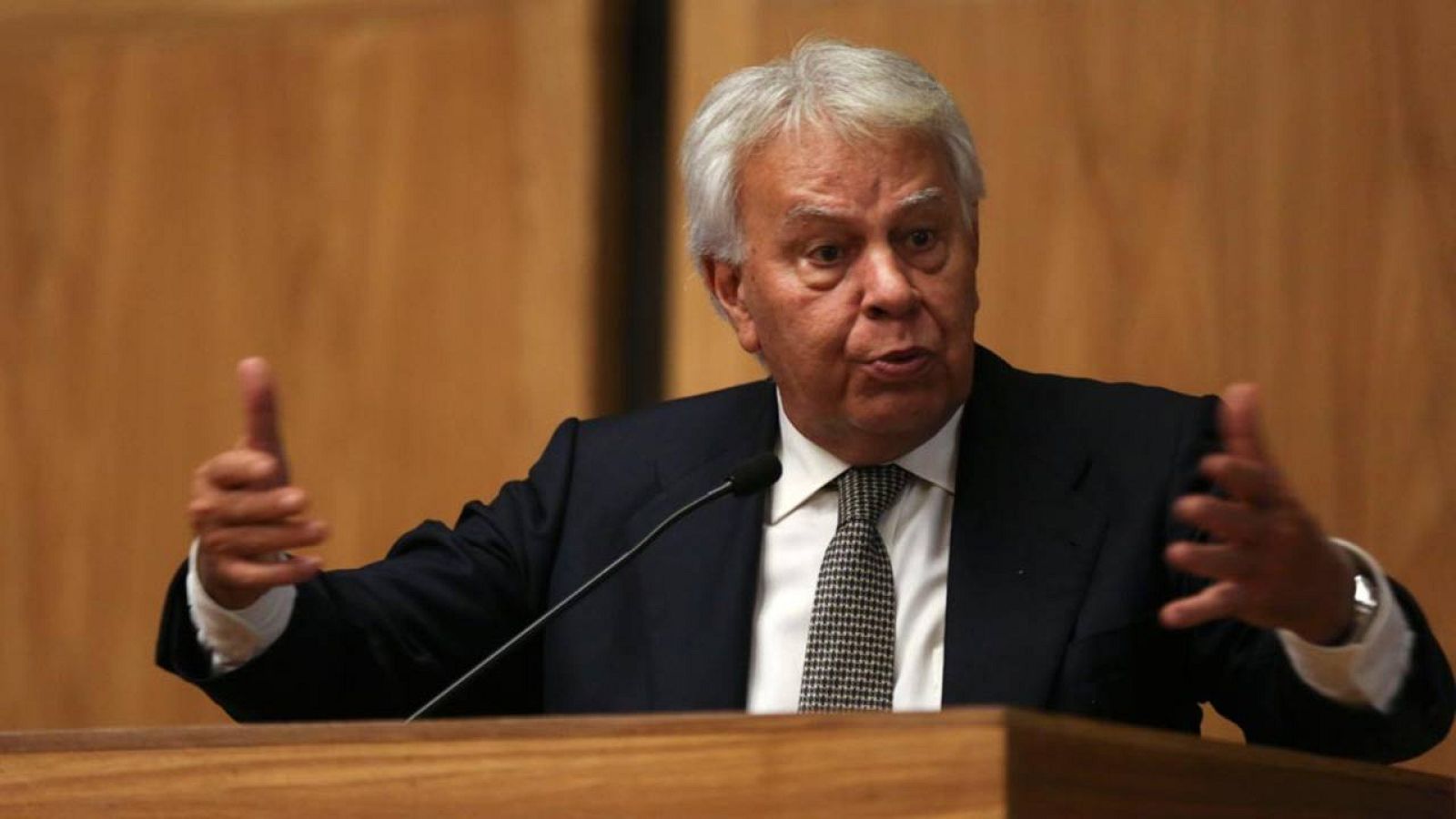 Felipe González, durante la rueda de prensa en Sao Paulo