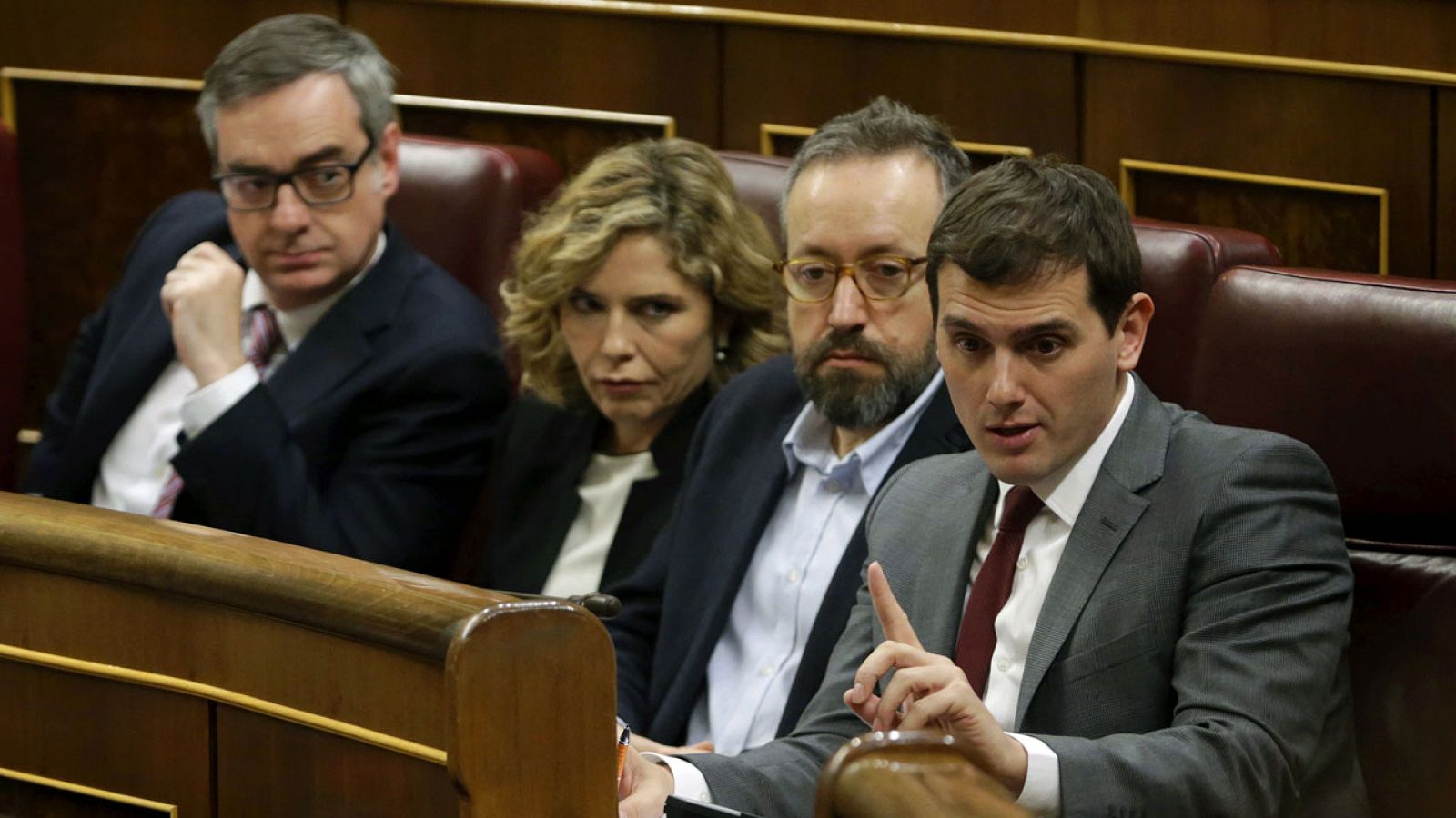 Albert Rivera (d) junto a tres diputados de su grupo parlamentario en el Congreso
