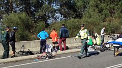 Un muerto y siete heridos al atropellar un conductor a un pelotón ciclista en Pontevedra