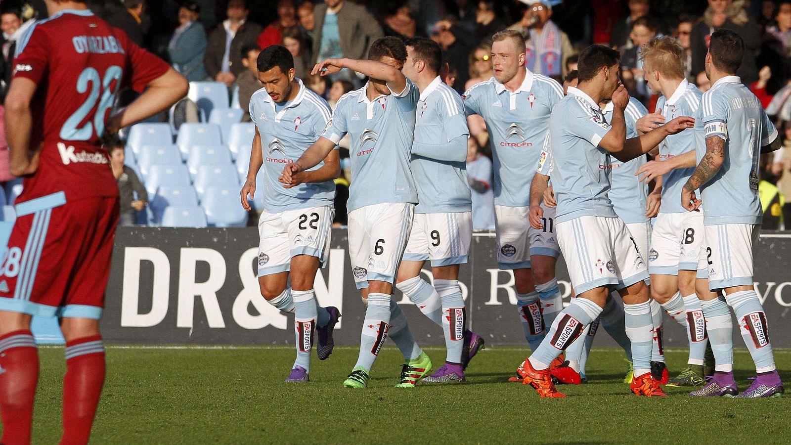 Los jugadores del Celta celebran el gol de Iago Aspas