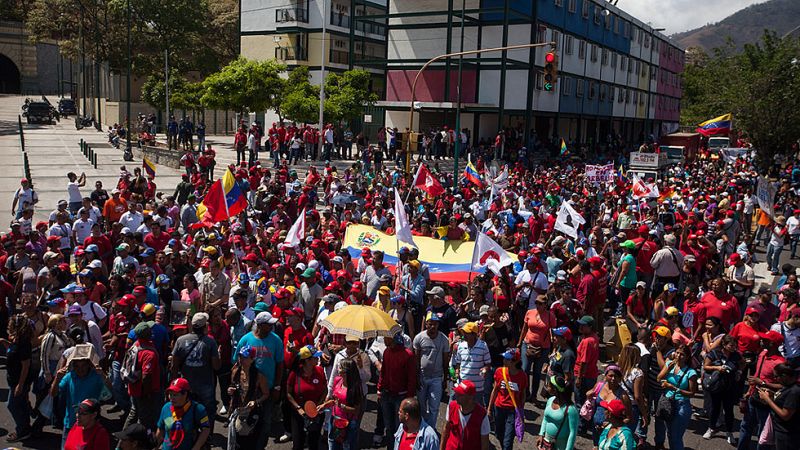 Miles de opositores y oficialistas se manifiestan por separado en Caracas
