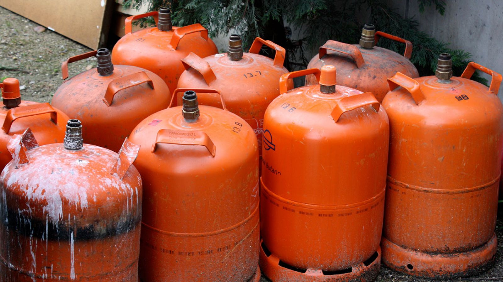 Bombonas de butano vacias en un punto limpio