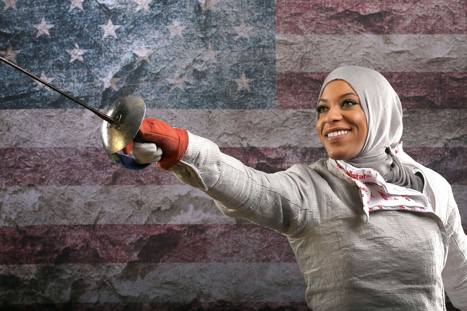 Imagen de la esgrimista estadounidense Ibtihaj Muhammad luciendo su hiyab.