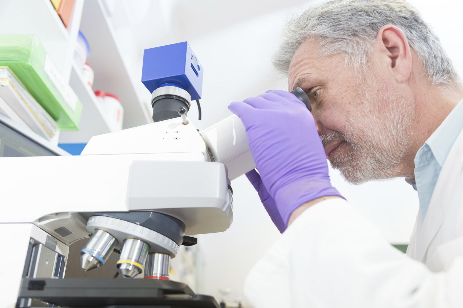 Un investigador en un laboratorio.