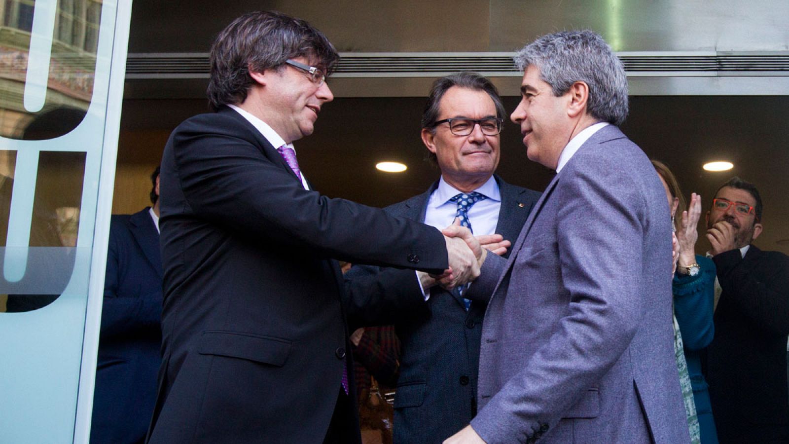 Francesc Homs, recibido por Carles Puigdemont y Artur Mas en la sede de CDC tras declarar ante el TSJ de Cataluña.